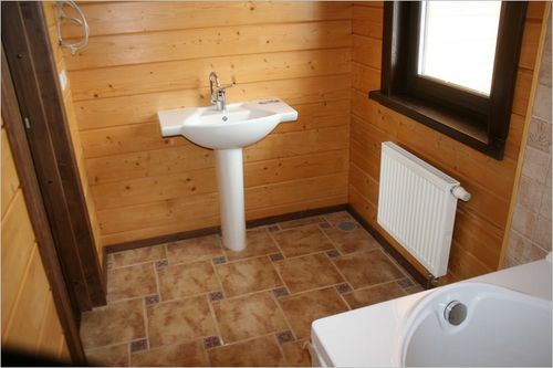 Плитка на деревянный пол в ванной - варианты укладки