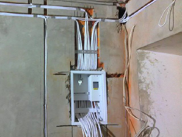 Монтаж электропроводки в лагах деревянного дома | Электропроводка, Дом, Деревянные дома