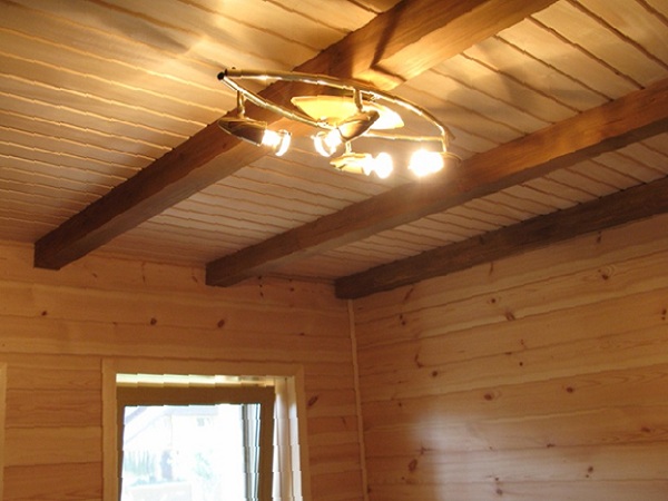 Как отделать потолок в деревянном доме?
